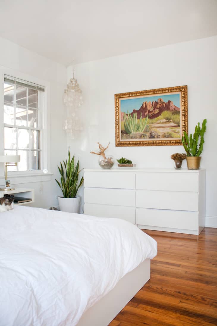 White walls in bedroom deals